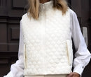 Colete Matelassê Off-White com Detalhes Delicados