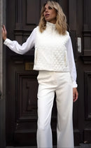 Colete Matelassê Off-White com Detalhes Delicados