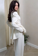 Blazer Feminino Off-White com Pérolas e Cinto Ajustável