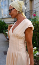 Vestido Bege Minimalista com Decote V e Saia Fluida